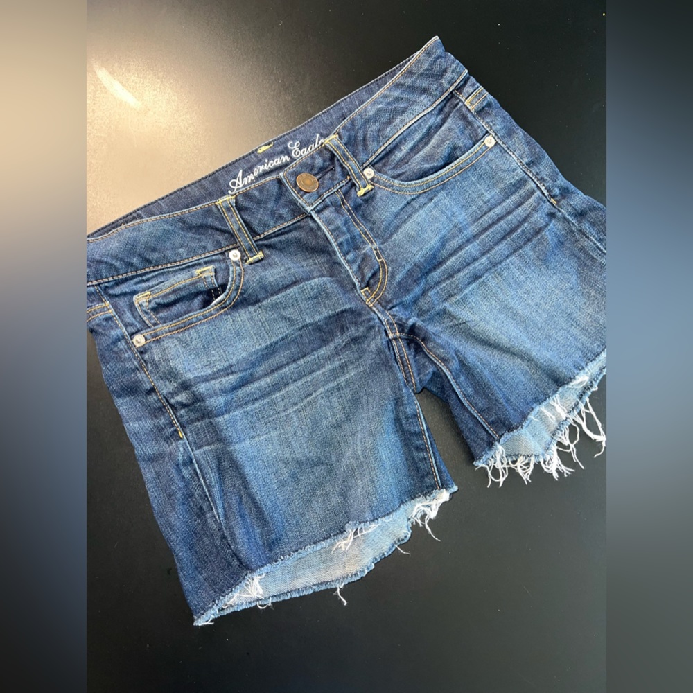 American Eagle Stretch Cut Off Raw Hem Jean Shorts Size 6 EUC